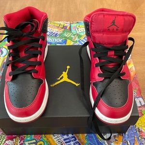 Air Jordan 1 Mid size 5.5 youth red and black